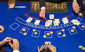 Meja Three Card Poker di segabet dengan dealer langsung dan antarmuka taruhan yang jelas